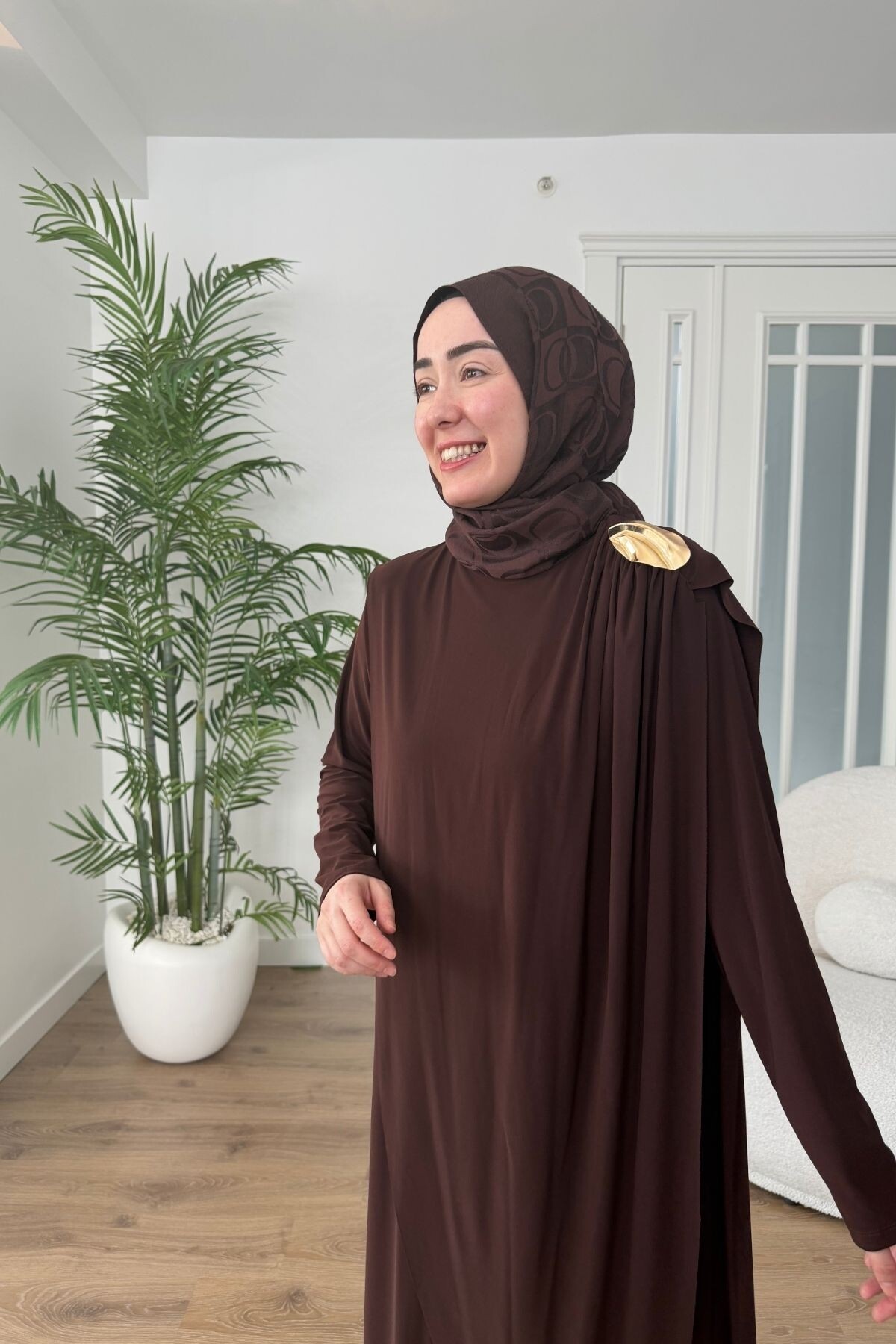 BROŞ DETAYLI SANDY ELBİSE 1513 KAHVE