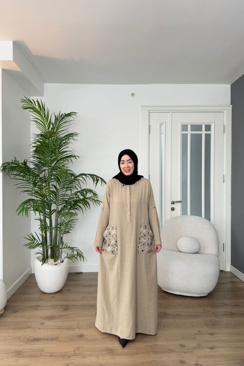 CEP VE YAKA NAKIŞLI PAMUK KETEN ELBİSE 7106 BEJ